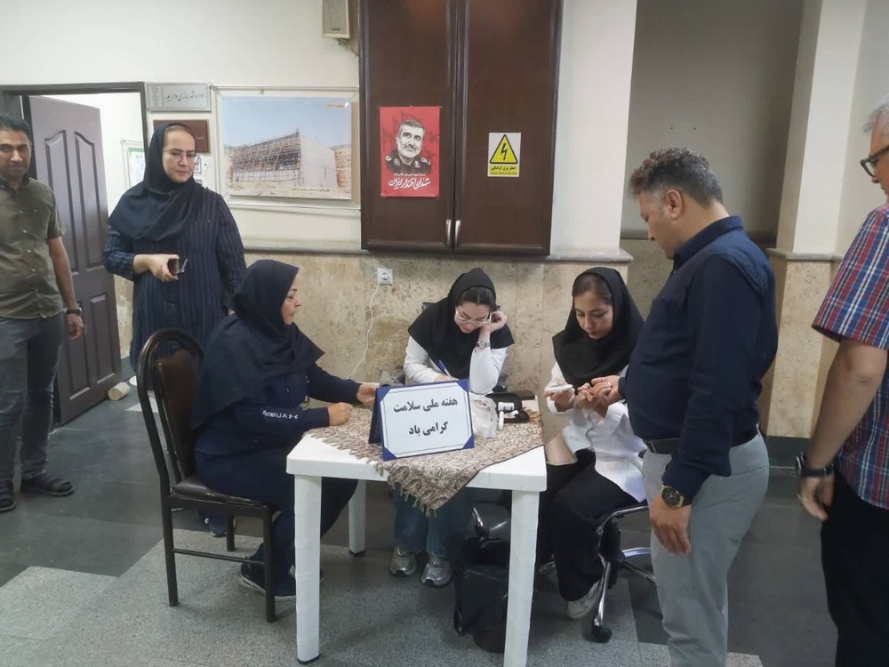 برپایی میز خدمت مرکز بهداشت جنوب تهران به مناسبت روز جهانی فشارخون در منطقه مرتضی گرد